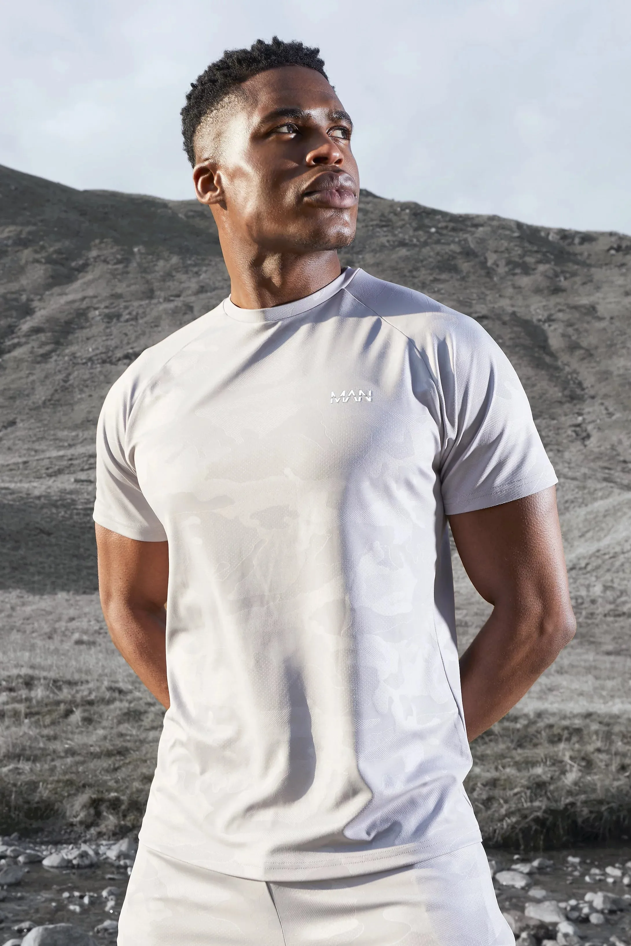 MAN ACTIVE CAMO RAGLAN PERFORMANCE T-SHIRT - GREY