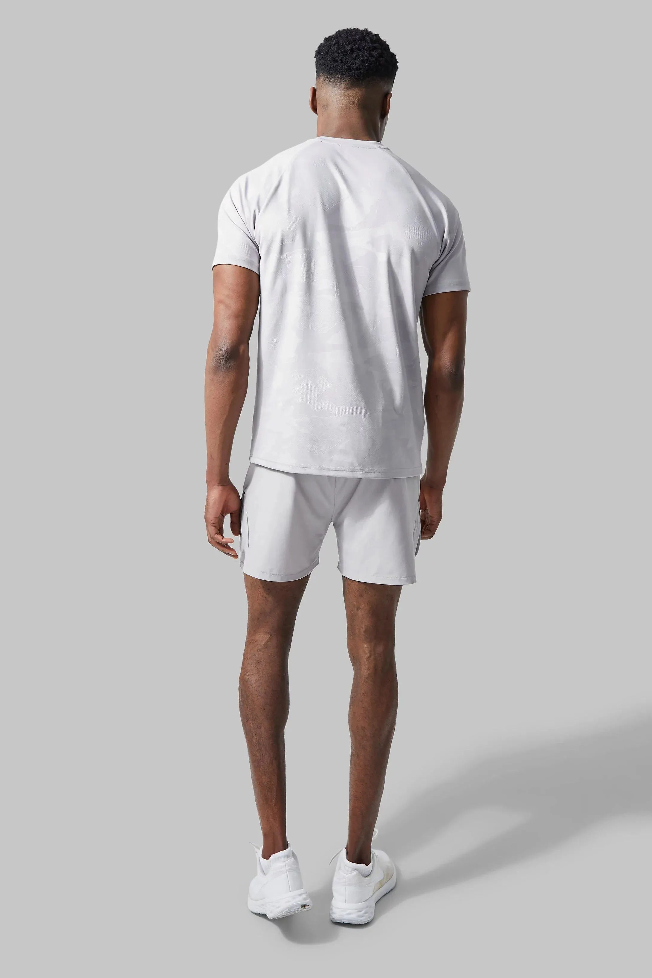 MAN ACTIVE CAMO RAGLAN PERFORMANCE T-SHIRT - GREY
