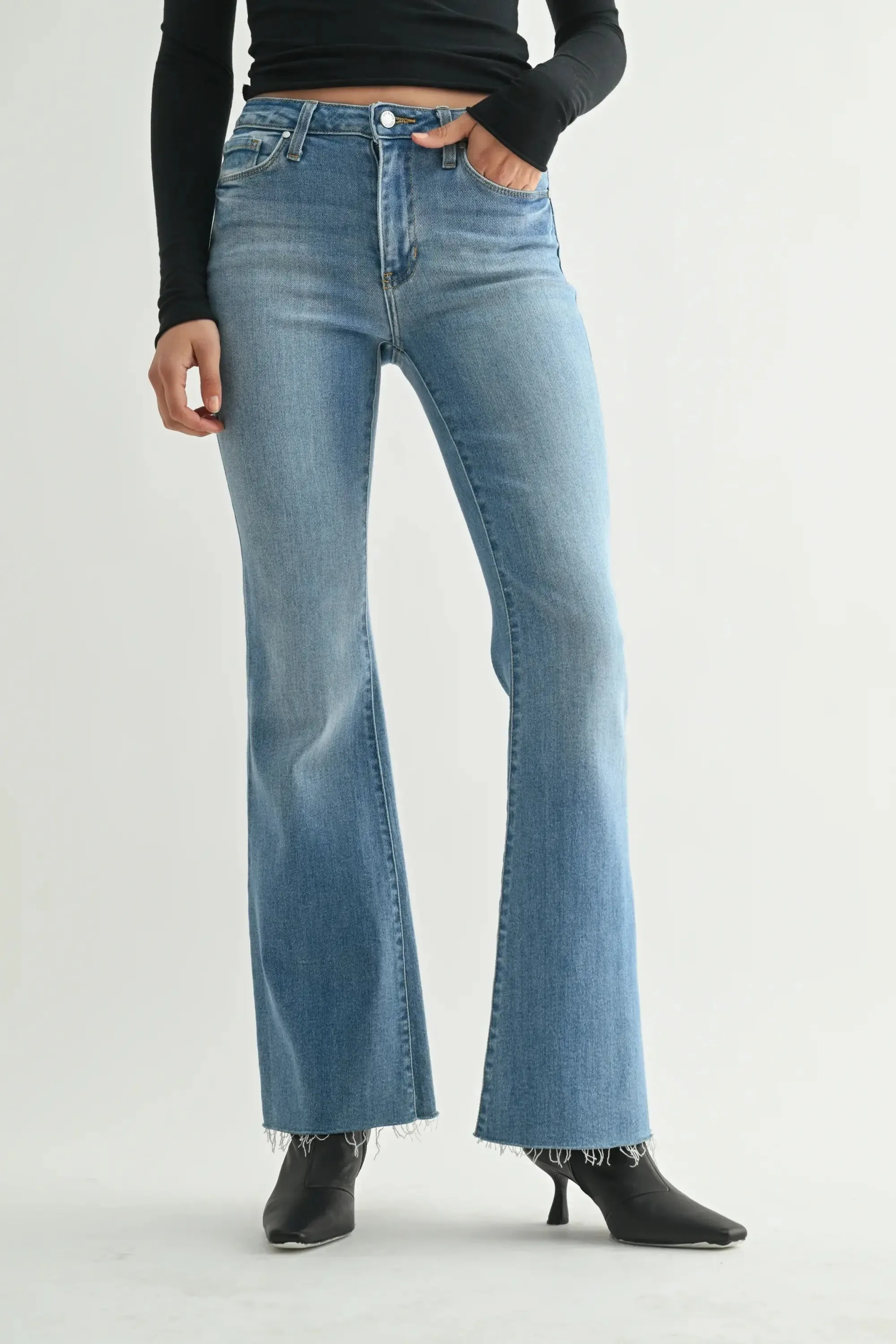 MID RISE BOOTCUT JEANS WITH SCISSOR CUT HEM